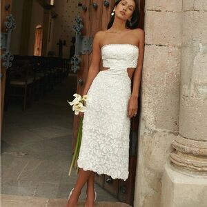 Waimari Chic Strapless Floral White Dress